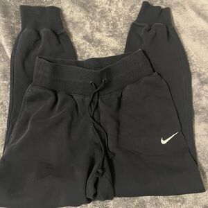 small black nike sweatpants